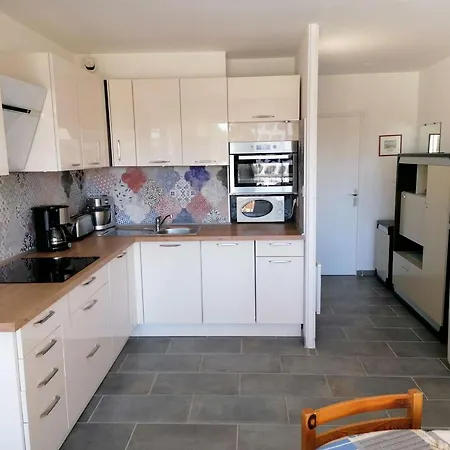 Refait 2 Pieces Avec Piscine Et Parking - Fr-1-731-106 *