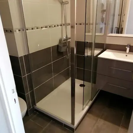 Apartman Refait 2 Pieces Avec Piscine Et Parking - Fr-1-731-106 *